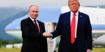 Охранник Трампа упал в обморок во время саммита на Аляске