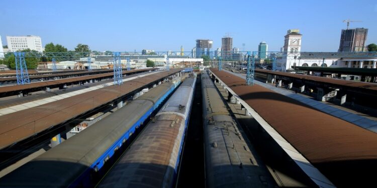 Поезда под Киевом задерживаются из-за повреждений инфраструктуры