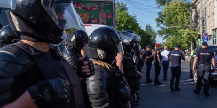 Полиция Кишинева жестоко разогнала протест оппозиции, заявил активист