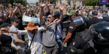 Посол России объяснил обострение кризиса в Сербии