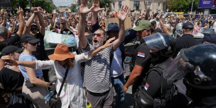 Посол России объяснил обострение кризиса в Сербии