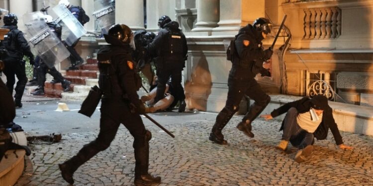 Протестующие в Сербии забросали пиротехникой администрацию города Валево