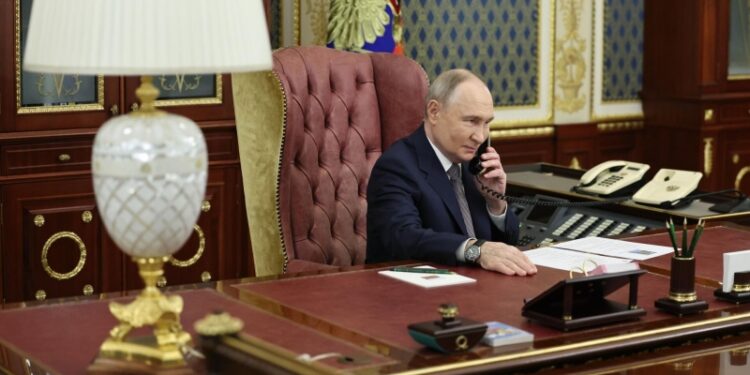 Путин проинформировал Лукашенко о результатах саммита с Трампом