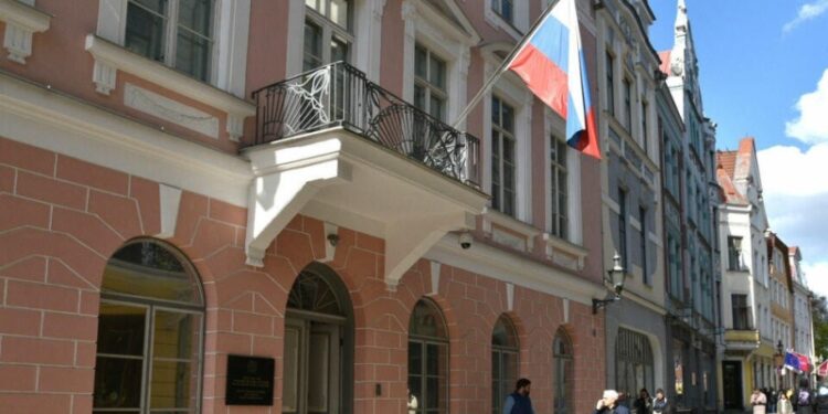 Россия обвинила Эстонию в попытке парализовать работу консульского отдела