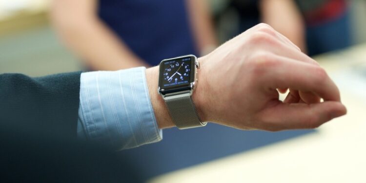 Стекла смартфонов и часов Apple будут делать в США, заявил Тим Кук