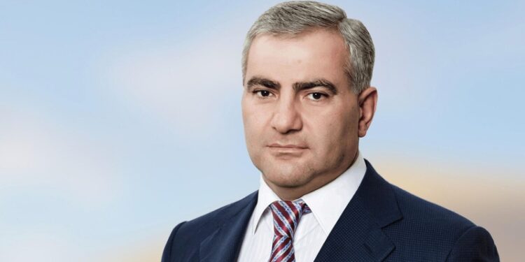 Сторонники Карапетяна собрались у суда в Ереване