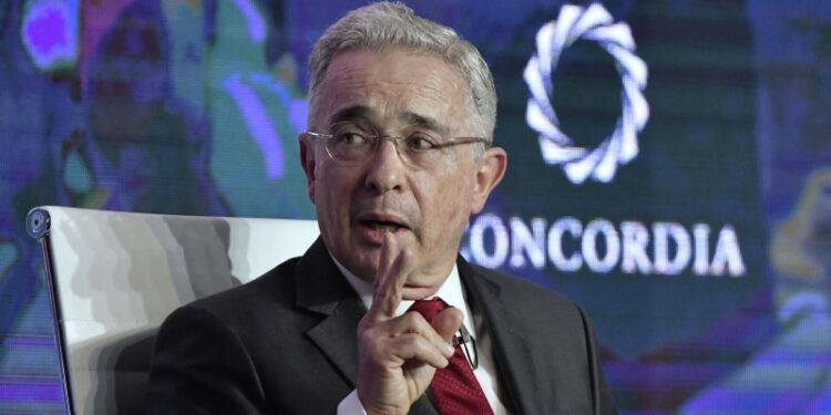 Суд приговорил экс-президента Колумбии к 12 годам домашнего ареста