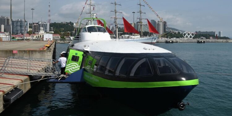 Тестовый рейс судна из Сочи в Сухум встретили Кириенко и президент Абхазии