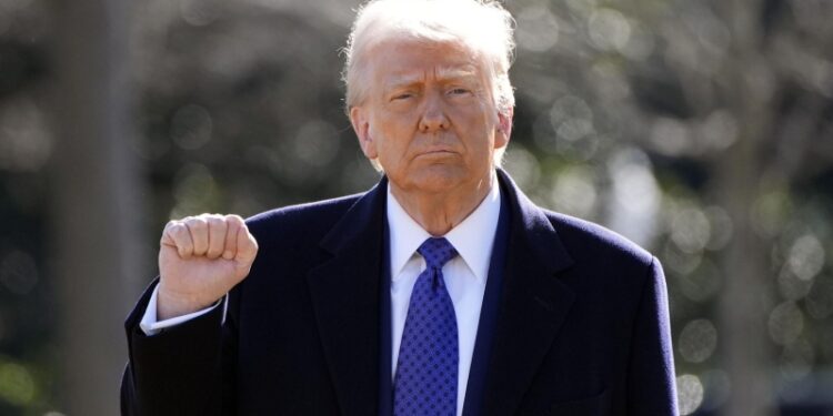 Трамп передумал подниматься на крышу Белого дома