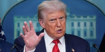 Трамп заявил, что позвонит европейским лидерами после встречи с Путиным