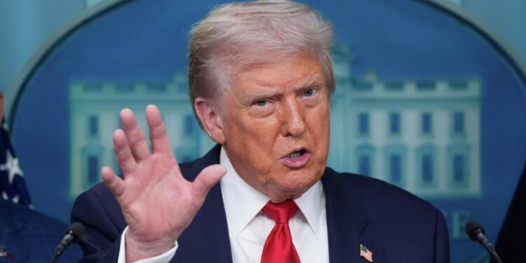 Трамп заявил, что позвонит европейским лидерами после встречи с Путиным