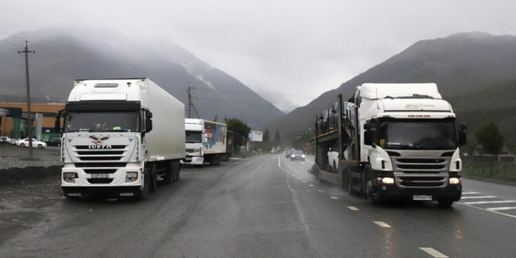 В Армению возвращаются сотни фур с сельхозпродукцией для России