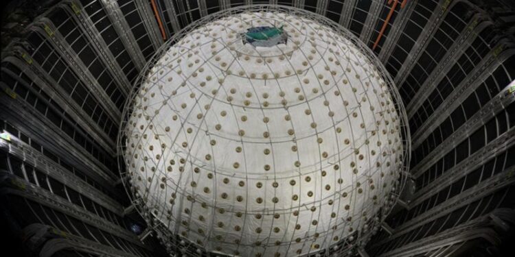 В Китае запустили крупнейшую в мире обсерваторию для изучения нейтрино