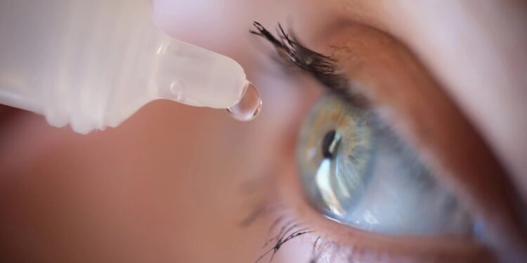 В США одобрены первые в мире глазные капли против близорукости