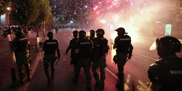 Вучич не рассматривает введение ЧП в Сербии из-за протестов