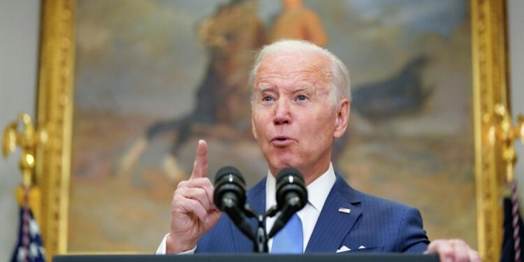 Бывший глава аппарата Байдена признал его когнитивные проблемы, пишут СМИ