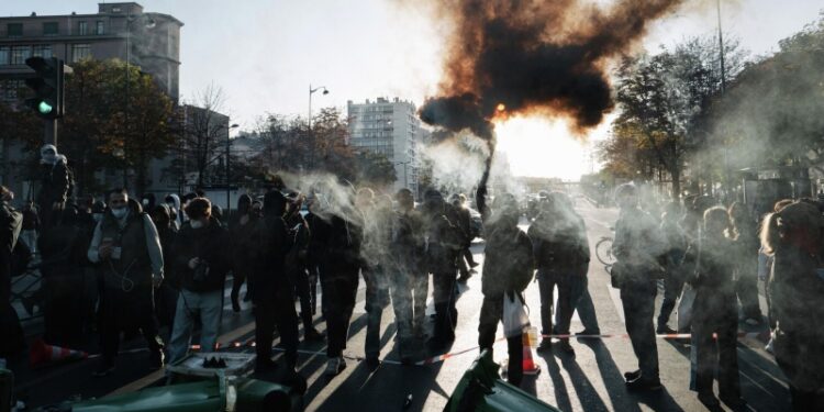 Число участников протестов во Франции достигло 175 тысяч