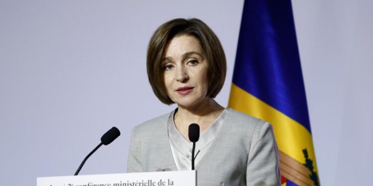 Додон заявил, что Санду цепляется зубами за власть