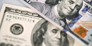 Доля доллара в расчетах через SWIFT опустилась до минимума с 2024 года