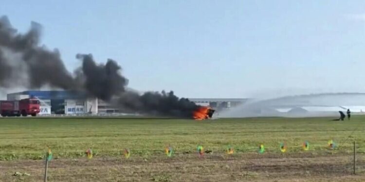 Два летающих автомобиля столкнулись на репетиции авиашоу в Китае