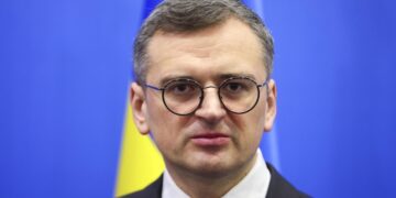 Экс-глава МИД Украины сообщил, что сбежал из страны, «как вор ночью»