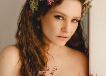 «Эта профессия — и мечта, и ремесло, чтобы кормить детей»: Глафира Тарханова о съемках с сестрой, большой семье и взрослении старшего сына