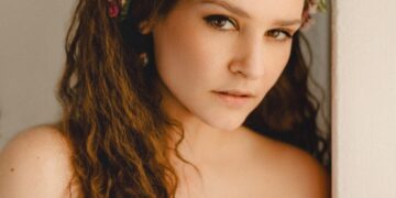 «Эта профессия — и мечта, и ремесло, чтобы кормить детей»: Глафира Тарханова о съемках с сестрой, большой семье и взрослении старшего сына