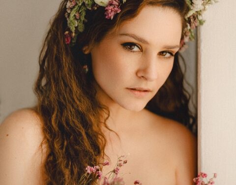 «Эта профессия — и мечта, и ремесло, чтобы кормить детей»: Глафира Тарханова о съемках с сестрой, большой семье и взрослении старшего сына