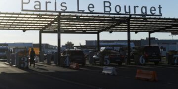 Французские власти прогнозируют перебои с авиасообщением