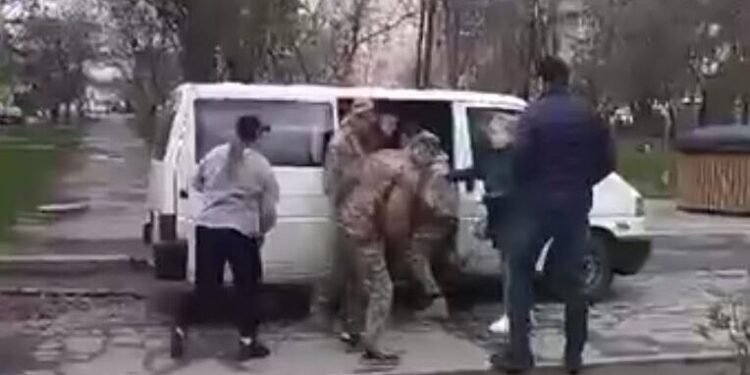 Источник рассказал о способах откупиться от мобилизации на Украине