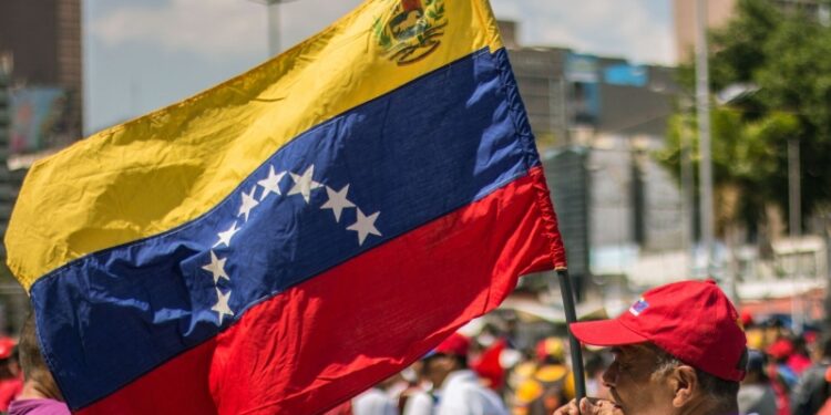 Истребители ВВС Венесуэлы пролетели над военным судном США, заявил Пентагон