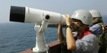 Южная Корея обстреляла судно КНДР, якобы нарушившее границу