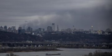 Киев частично обесточен после взрывов, сообщили в энергохолдинге ДТЭК