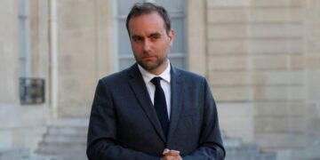 Левые во Франции выдвинут новому премьеру вотум недоверия