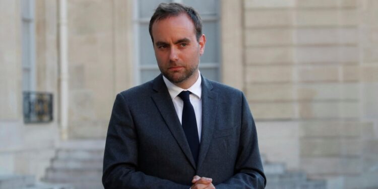 Левые во Франции выдвинут новому премьеру вотум недоверия