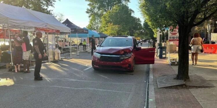 На фестивале в Пенсильвании водитель въехал в толпу