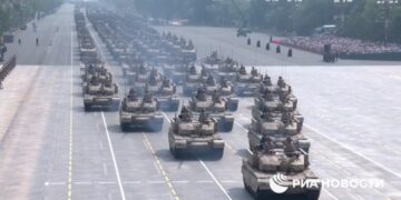 На параде в Китае выпустили восемьдесят тысяч белых голубей