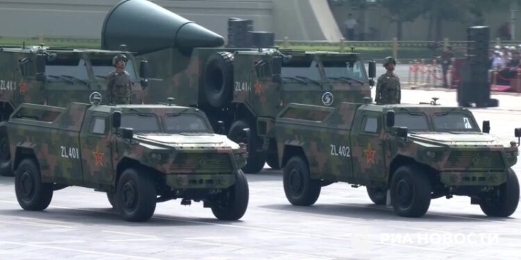 На параде в Пекине представили шесть новых видов ракет