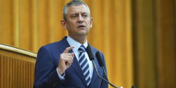 Озеля переизбрали руководителем крупнейшей турецкой оппозиционной партии