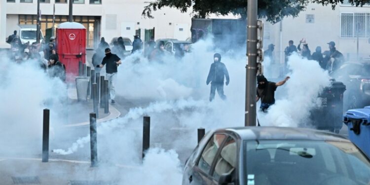 Почти 200 человек задержали на протестах во Франции