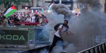 Полиция применила слезоточивый газ для разгона протестующих в Мадриде