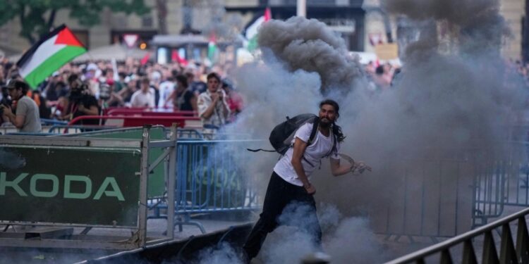 Полиция применила слезоточивый газ для разгона протестующих в Мадриде