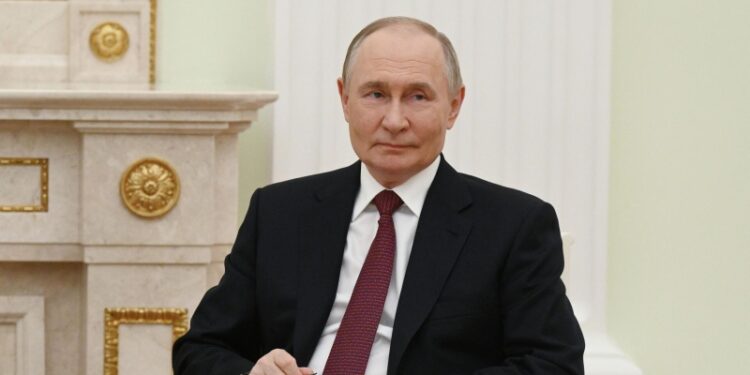 Путин поздравил президента Абхазии с Днем независимости