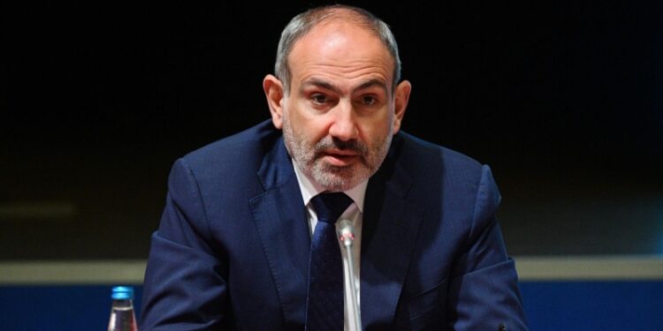 Самолет Пашиняна впервые пролетел через Азербайджан