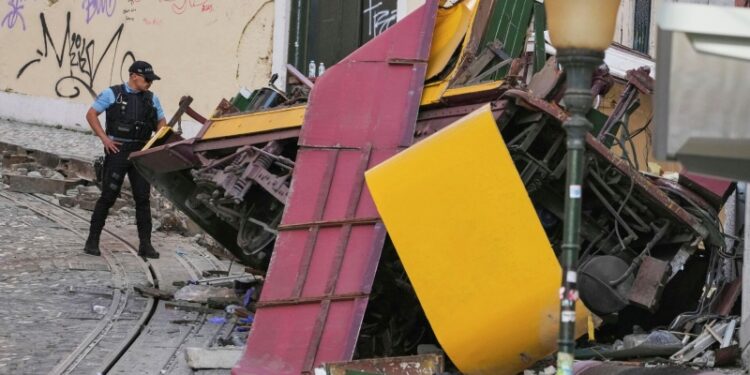 СМИ назвали возможную причину ЧП с фуникулером в Лиссабоне