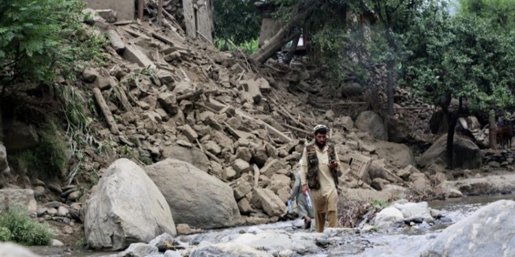 Спасатели не могут добраться до людей под завалами в Афганистане