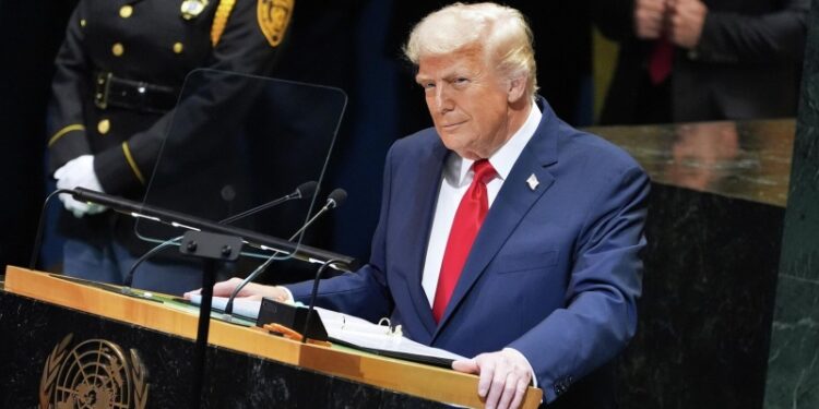 Трамп выражал опасения об упоминании его друзей в деле Эпштейна, пишут СМИ