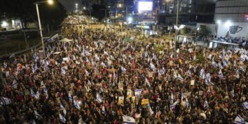 Тысячи израильтян вышли на улицы с требованием прекратить войну в Газе