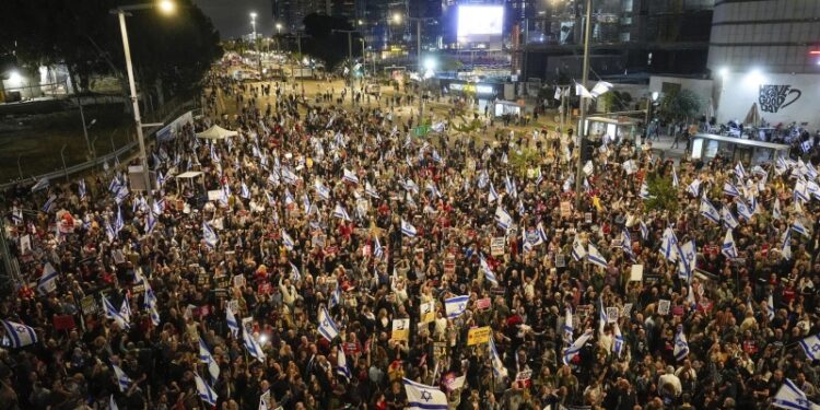 Тысячи израильтян вышли на улицы с требованием прекратить войну в Газе