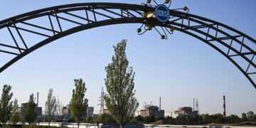 В Энергодаре беспилотник ВСУ дважды атаковал машину бригады электриков